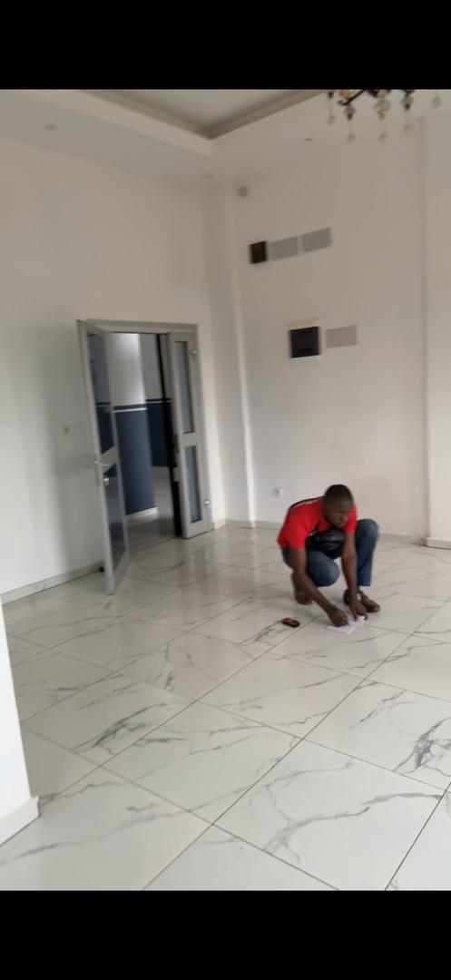 Le premier espace de bureaux de New Vision Creatives — vide, plein de potentiel